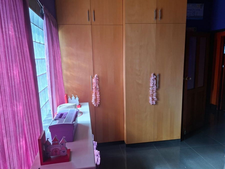 5 Bedroom Property for Sale in Protea Heights Western Cape